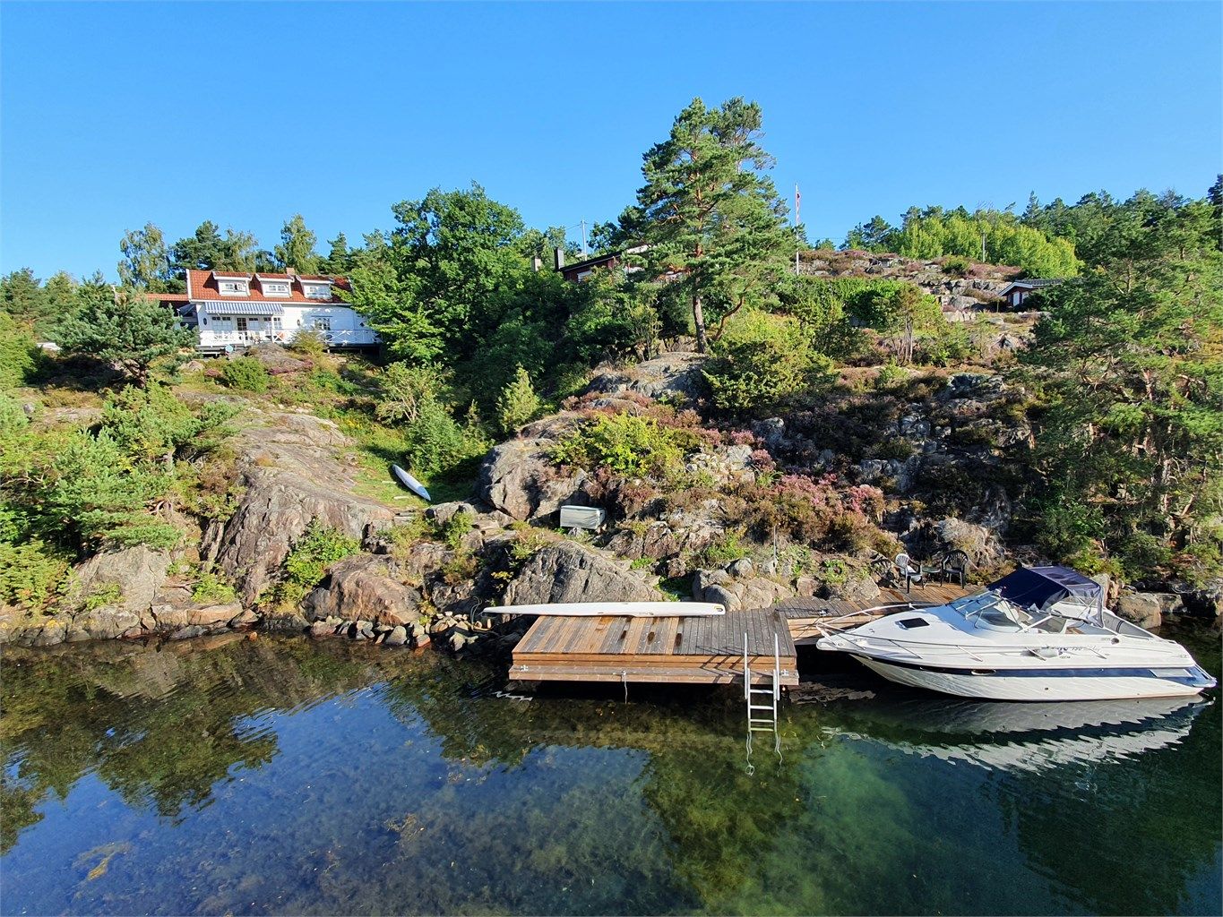 Hytta ligger idyllisk til med egen brygge 