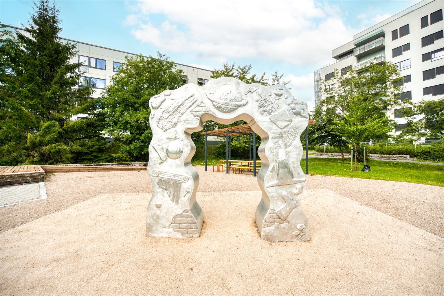 Hovseter er et veletablert boligområde med parkområder og kunstinstallasjoner.