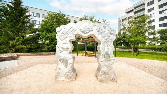 Hovseter er et veletablert boligområde med parkområder og kunstinstallasjoner.
