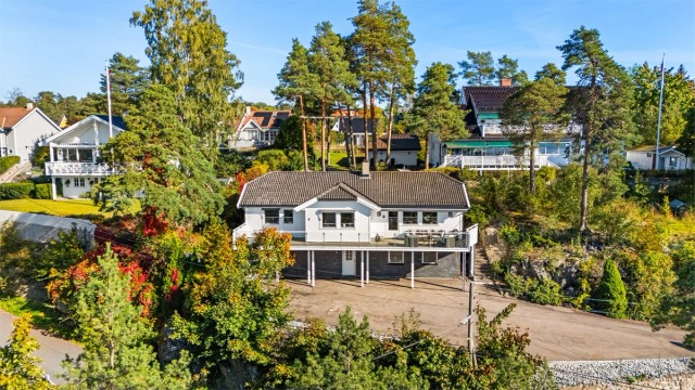 Velkommen til Solveien 64 - Solrik og innholdsrik enebolig | Flott fjordutsikt | Tilbaketrukket og skjermet fra vei