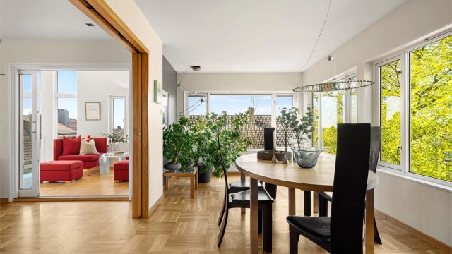 Kjøkken ligger i åpen løsning mot stue og har plass til stort spisebord. Man kan dele av rommene med skyvedør.