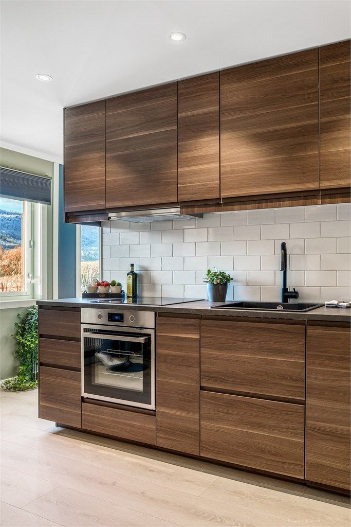 Delikat kjøkkeninnredning fra 2022 med helintegrerte hvitevarer.