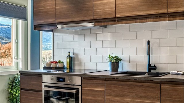 Delikat kjøkkeninnredning fra 2022 med helintegrerte hvitevarer.