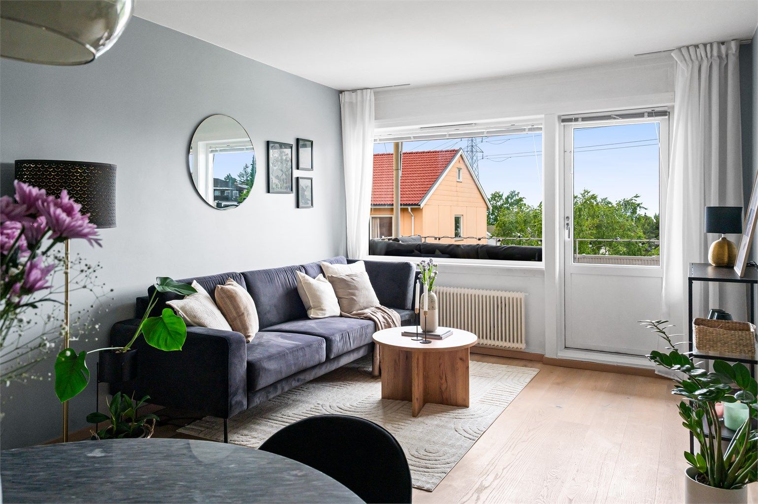 Boligen har en romslig stue med store vindusflater som gir godt innslipp av naturlig lys.