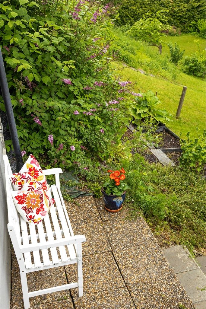 Storparten av den ca. 1,5 mål store tomten ligger skjermet med en stor og lun hage.