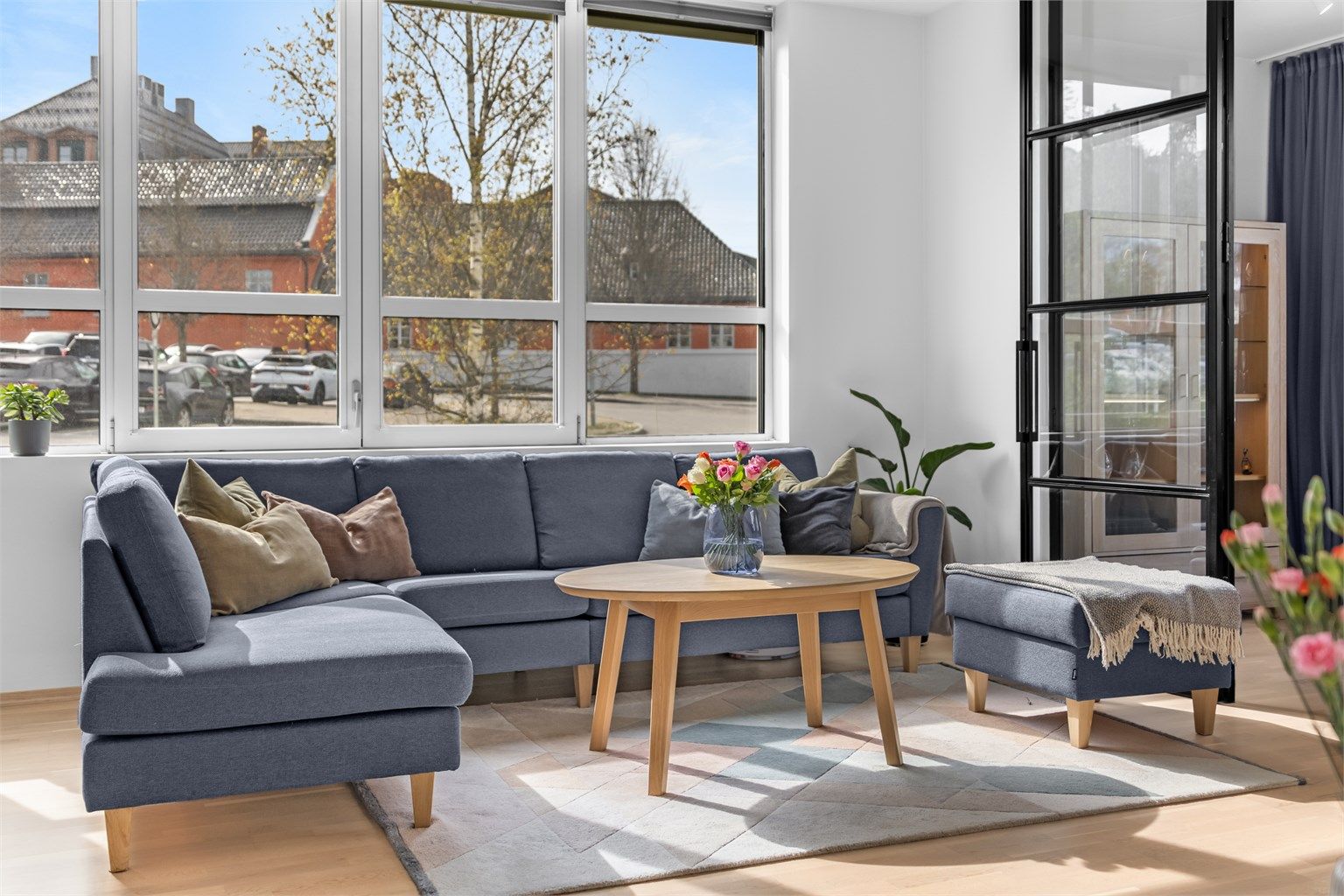 Stuen er romslig og har plass til sofagruppe og spisestue, det er vannbåren gulvvarme som gir en lun og god oppvarming