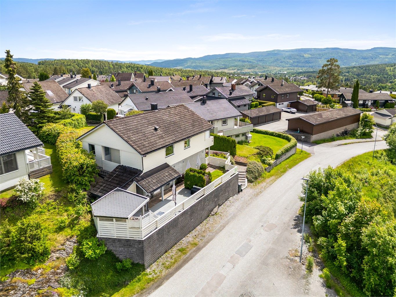 Gode bussforbindelser langs Djupdalsveien med flere avganger til Drammen sentrum.
