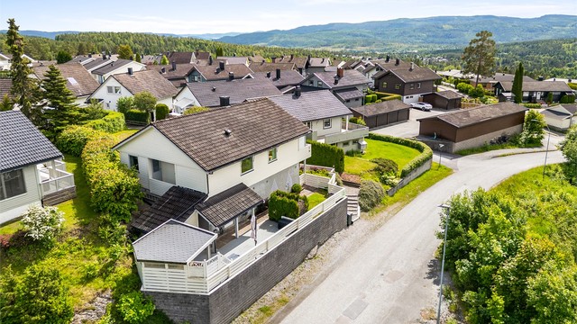 Gode bussforbindelser langs Djupdalsveien med flere avganger til Drammen sentrum.