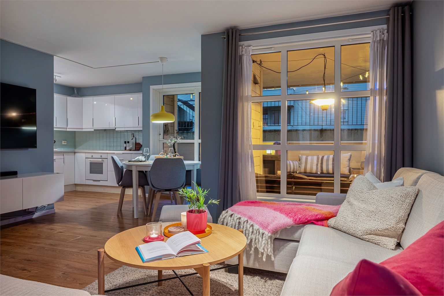 Store vindusflater og en god planløsning på leiligheten. 