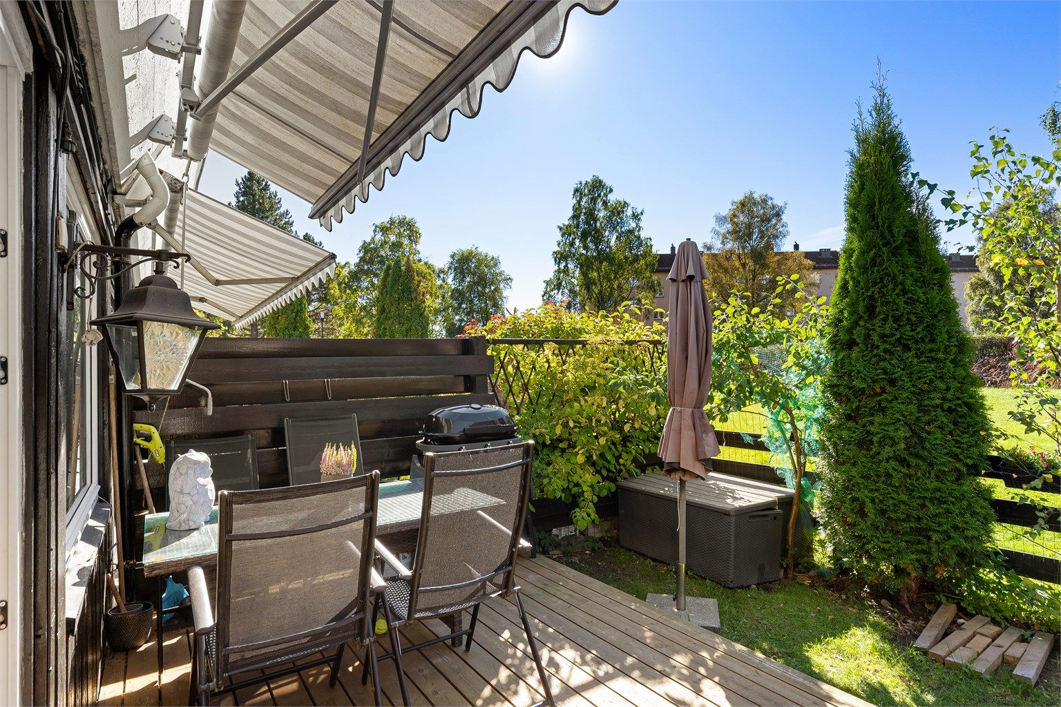 Her kan lange sommerdager nytes i solen – selger opplyser om solforhold fra ca. kl. 09.30 til 19.30 sommerstid