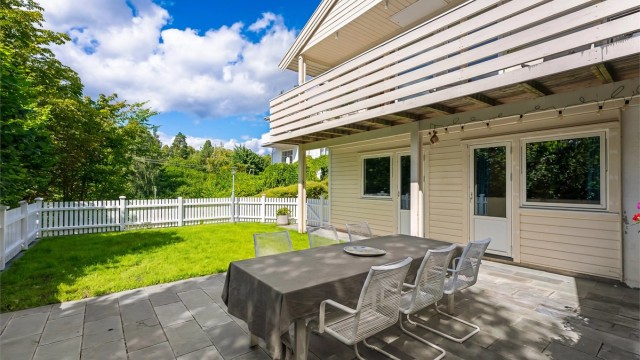 Uteplassen er skjermet og har god plass til langbord og grill.