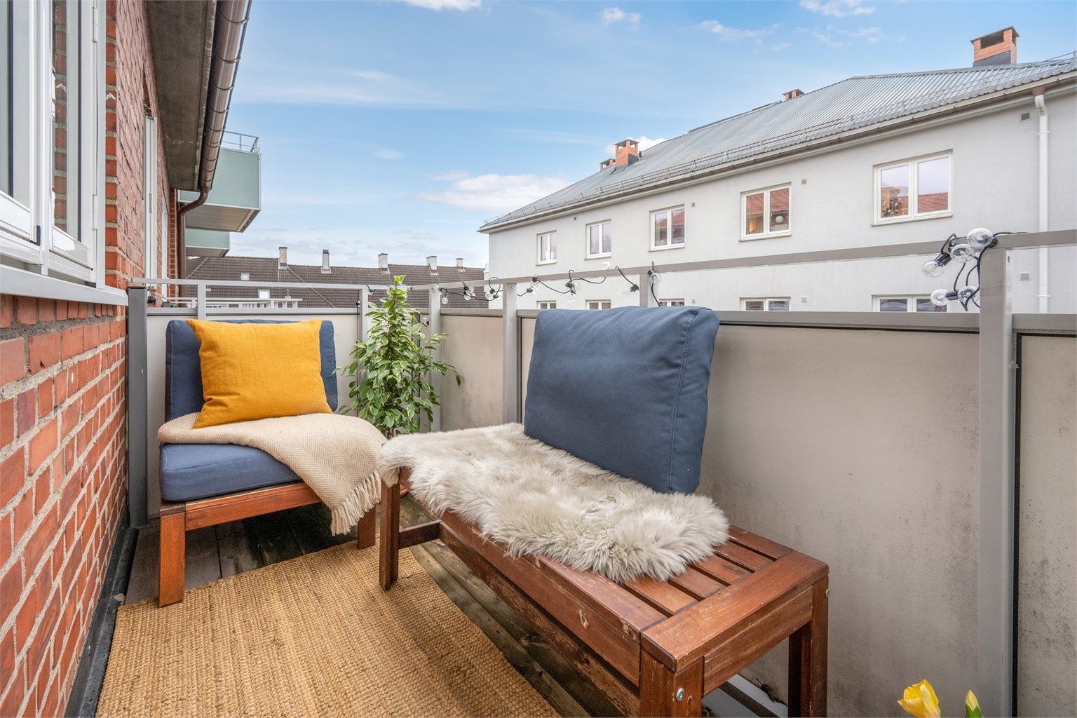 Balkongen er en herlig forlengelse av stuen, med plass til ønsket utemøblement.