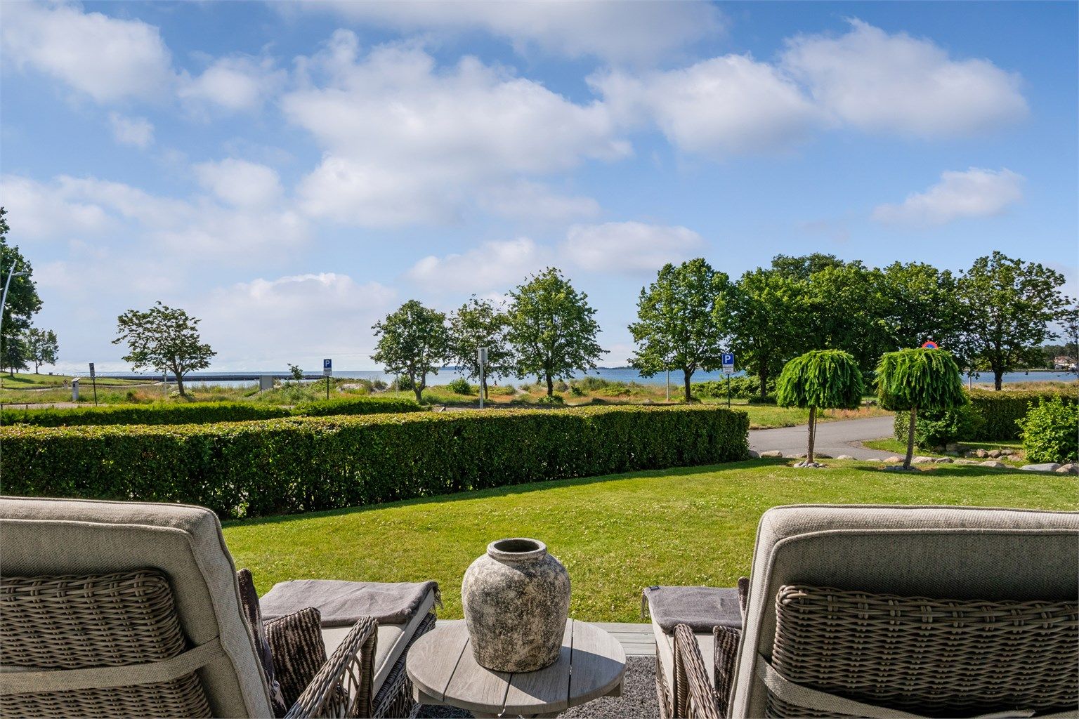 Første rekke mot sjøen, med fantastisk sjøutsikt.