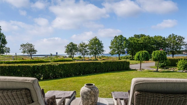 Første rekke mot sjøen, med fantastisk sjøutsikt.