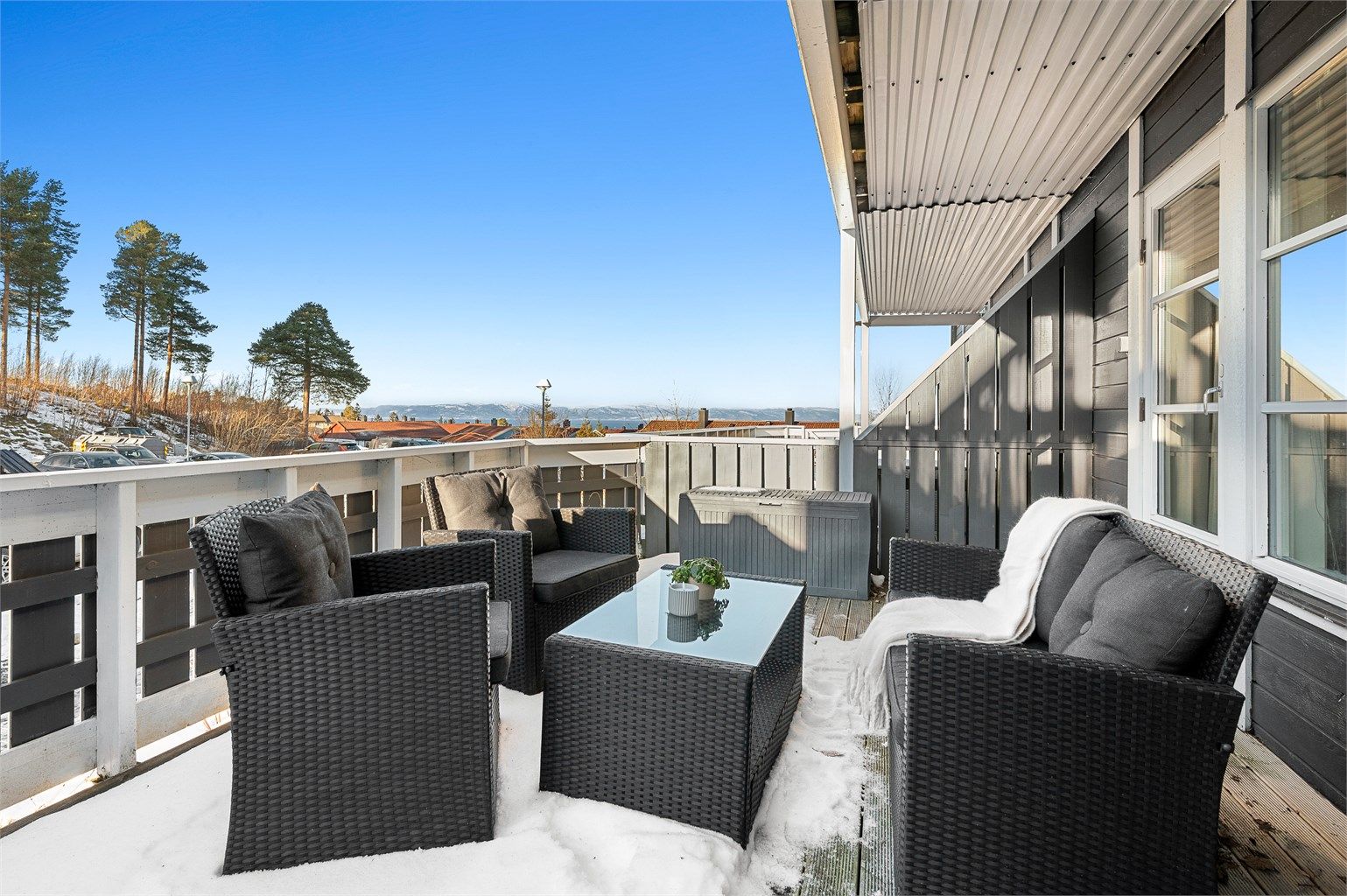 Fra stuen har man direkte utgang til en romslig delvis overbygd terrasse med gode solforhold og plass til sittegruppe. Her nytes en fantastisk utsikt mot nærområdet og fjorden. Selger opplyser om solgang fra ca. kl. 13:00 til 23:00 på sommerstid. 