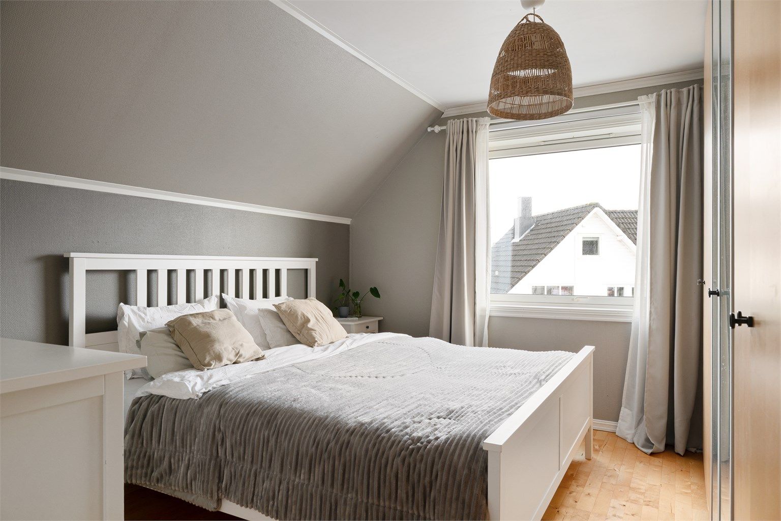 Luftig og godt soverom. 