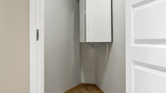 Innvendig bod med praktisk oppbevaringsplass og leilighetens ventilasjonsaggregat.