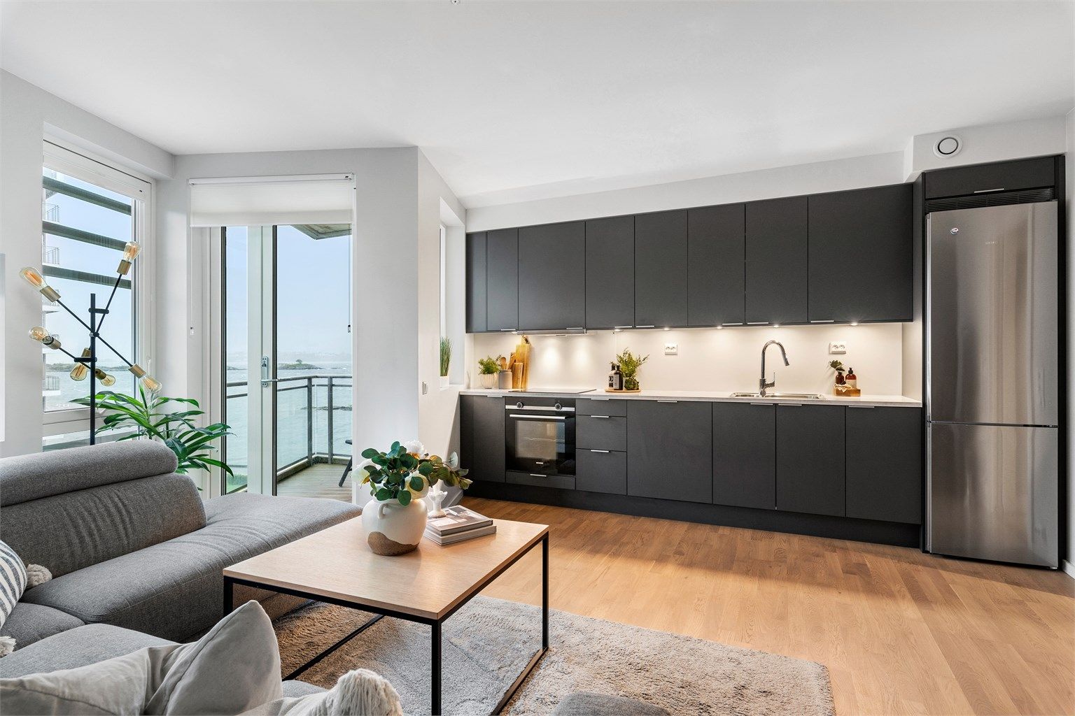 Stue/kjøkken med utgang til balkong