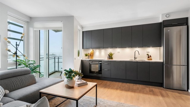 Stue/kjøkken med utgang til balkong