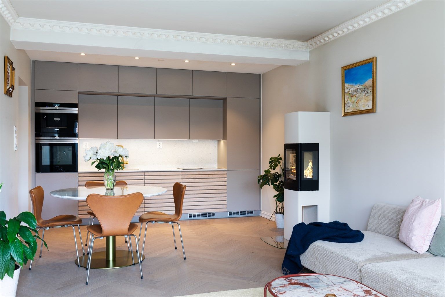 Leiligheten ligger høyt og fritt med veldig gode solforhold i 5. etasje m/heis. 