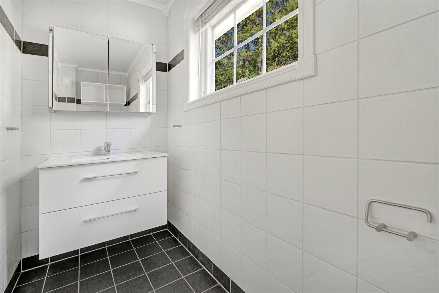 Separat wc - i 1. etasje flislagt gulv og vegger - toalett - baderomsinnredning