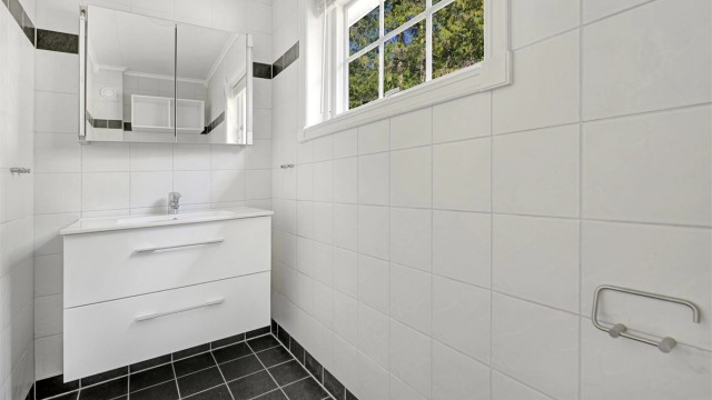 Separat wc - i 1. etasje flislagt gulv og vegger - toalett - baderomsinnredning
