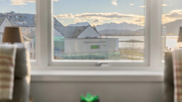 Pen 3-roms eierleilighet i 3. etasje med flott utsyn mot Borgundfjorden og Sunnmørsalpane