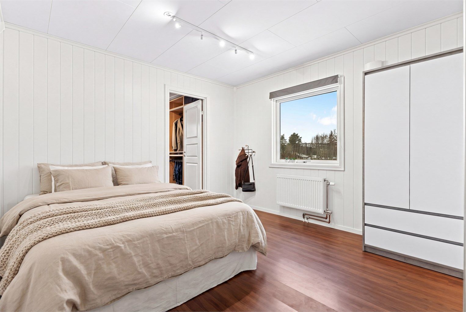 Hovedsoverommet er av god størrelse og kan skilte med eget walk-in closet.