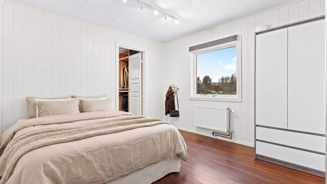 Hovedsoverommet er av god størrelse og kan skilte med eget walk-in closet.