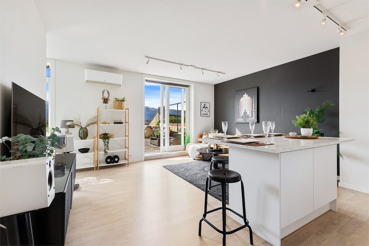 Lys og flott stue/kjøkken med utgang til terrassen