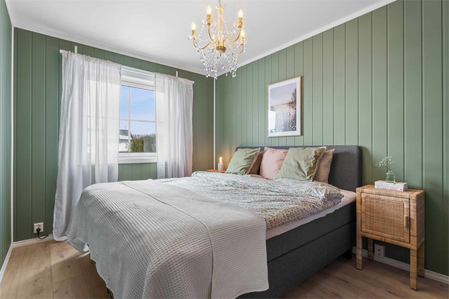 De to soverommene i underetasjen er av god størrelse med plass til seng og garderobeløsninger.