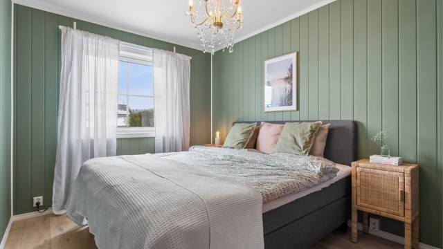 De to soverommene i underetasjen er av god størrelse med plass til seng og garderobeløsninger.