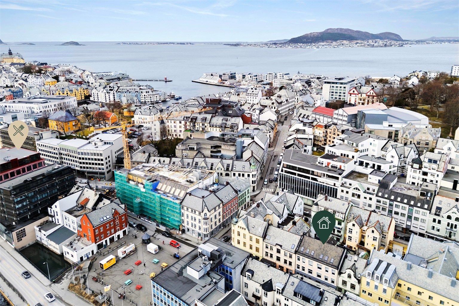 Videre ligger Kiperviktorget med matboder, like ved og flere populære serveringssteder