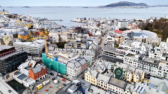 Videre ligger Kiperviktorget med matboder, like ved og flere populære serveringssteder