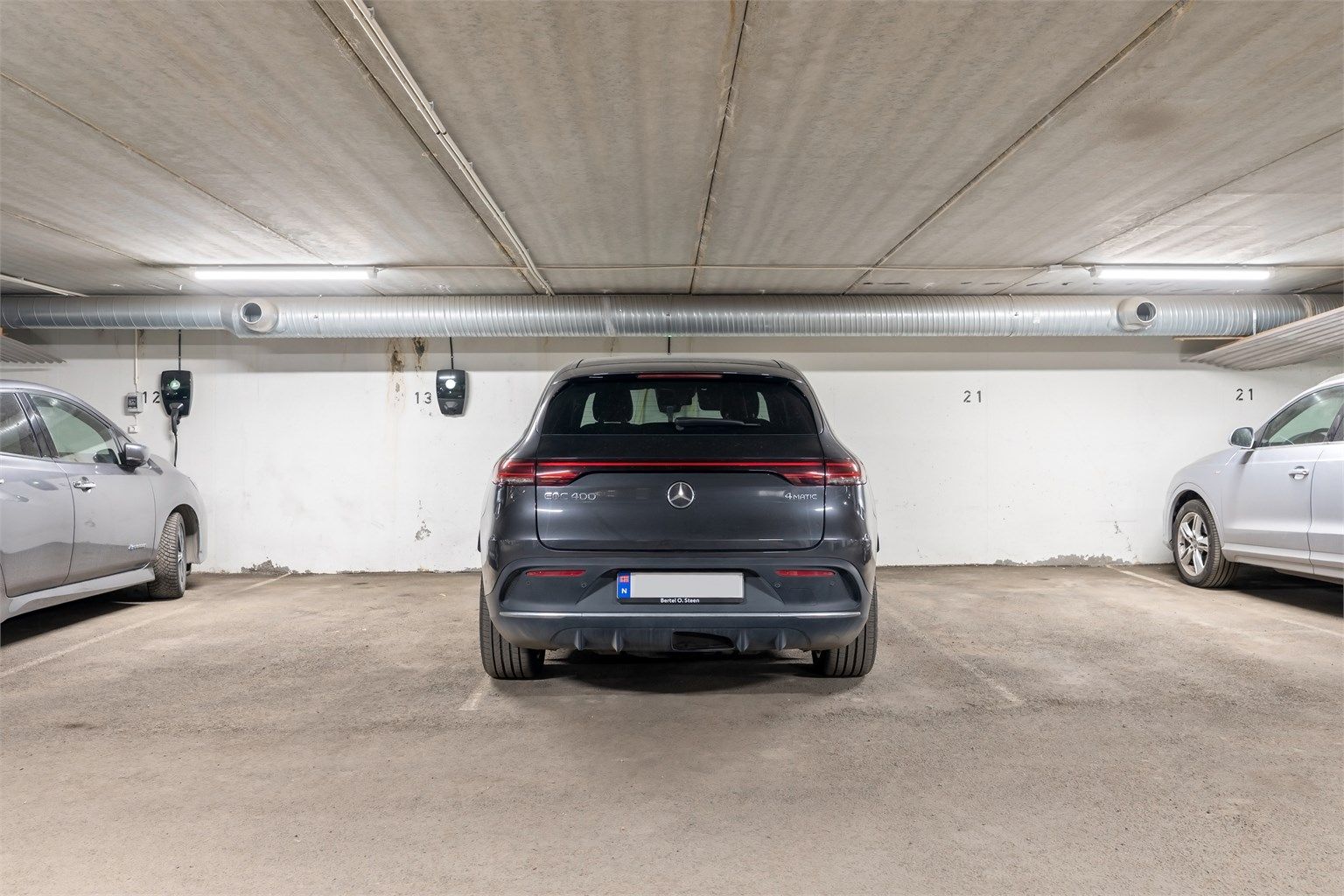 Det medfølger en fast parkeringsplass i felles, lukket garasjeanlegg.