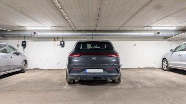 Det medfølger en fast parkeringsplass i felles, lukket garasjeanlegg.