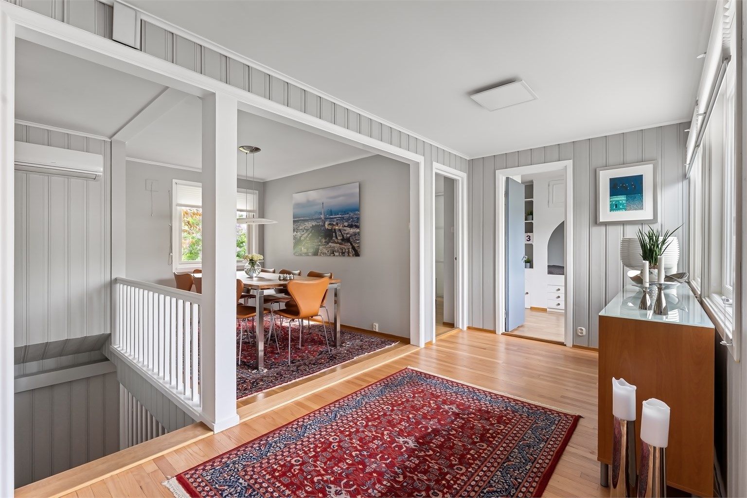 Boligen har en innholdsrik og god planløsning og kan blant annet by på to stuer, fire soverom og to bad