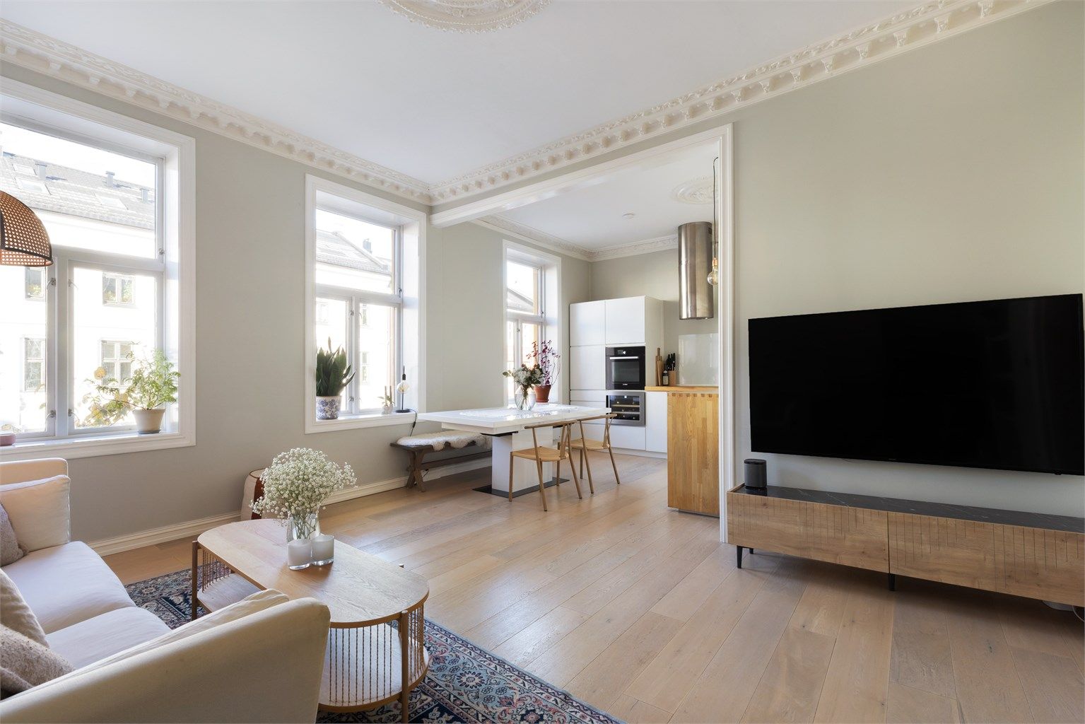 Lys og innbydende stue med god planløsning som gjør det enkelt å innrede.