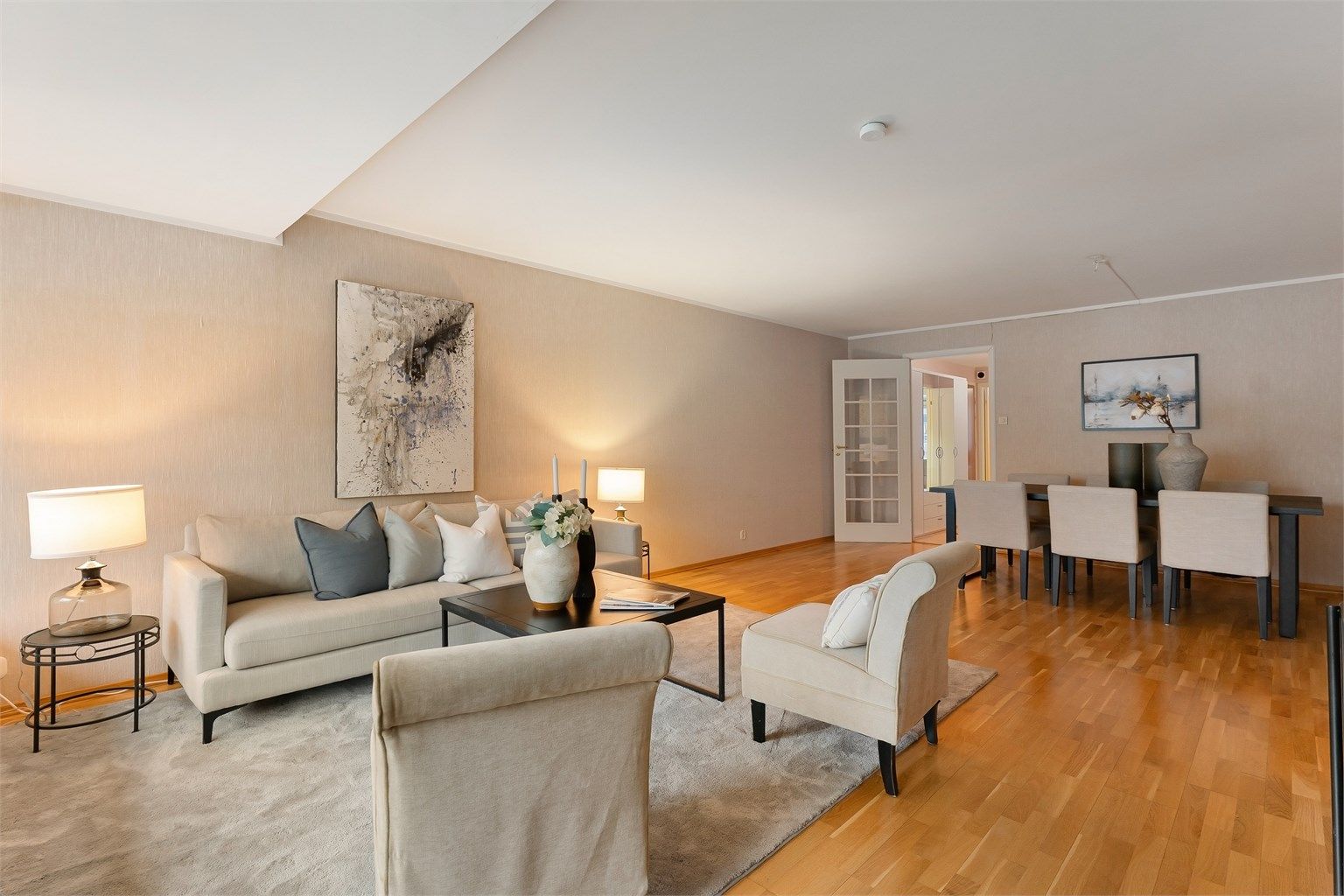 Det er god plass til flere soner i stuen. Her innredet med tv-stue og spisesalong