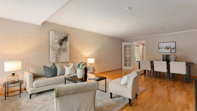 Det er god plass til flere soner i stuen. Her innredet med tv-stue og spisesalong