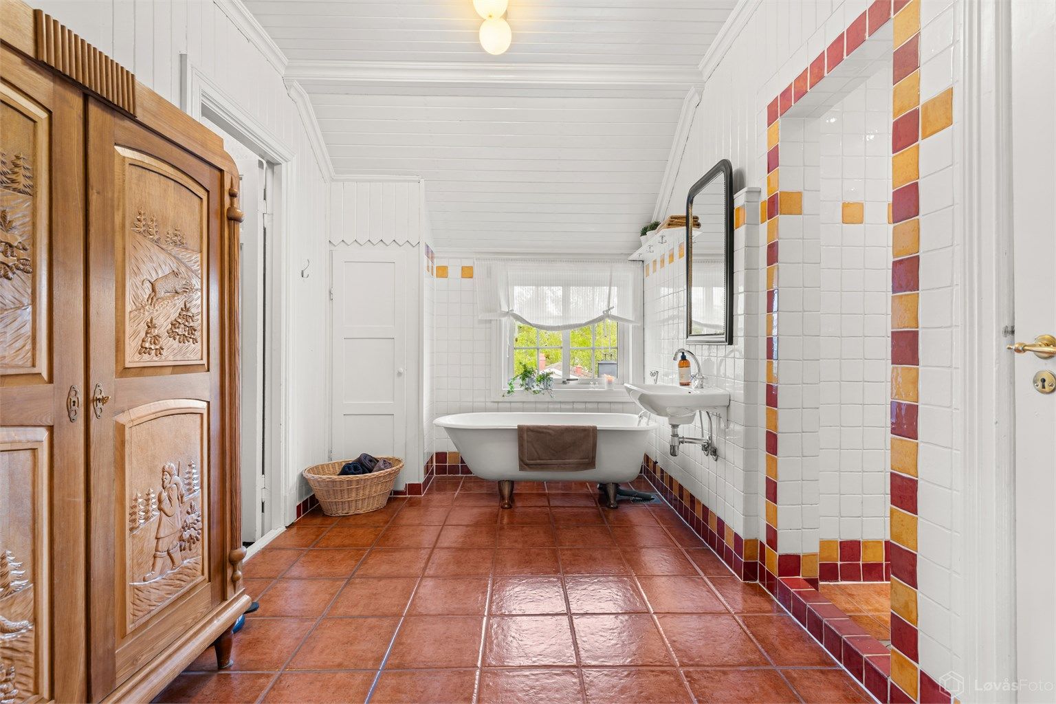 Romslig bad i andre etasje med flislagt gulv med gulvvarme.
