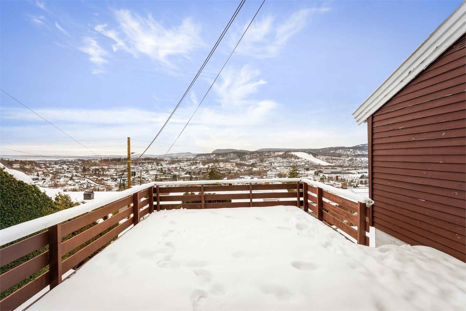 Høyt beliggende tomannsbolig med fantastisk panoramautsikt utover vestre Bærum og Oslofjorden. Foto: Zovenfra AS
