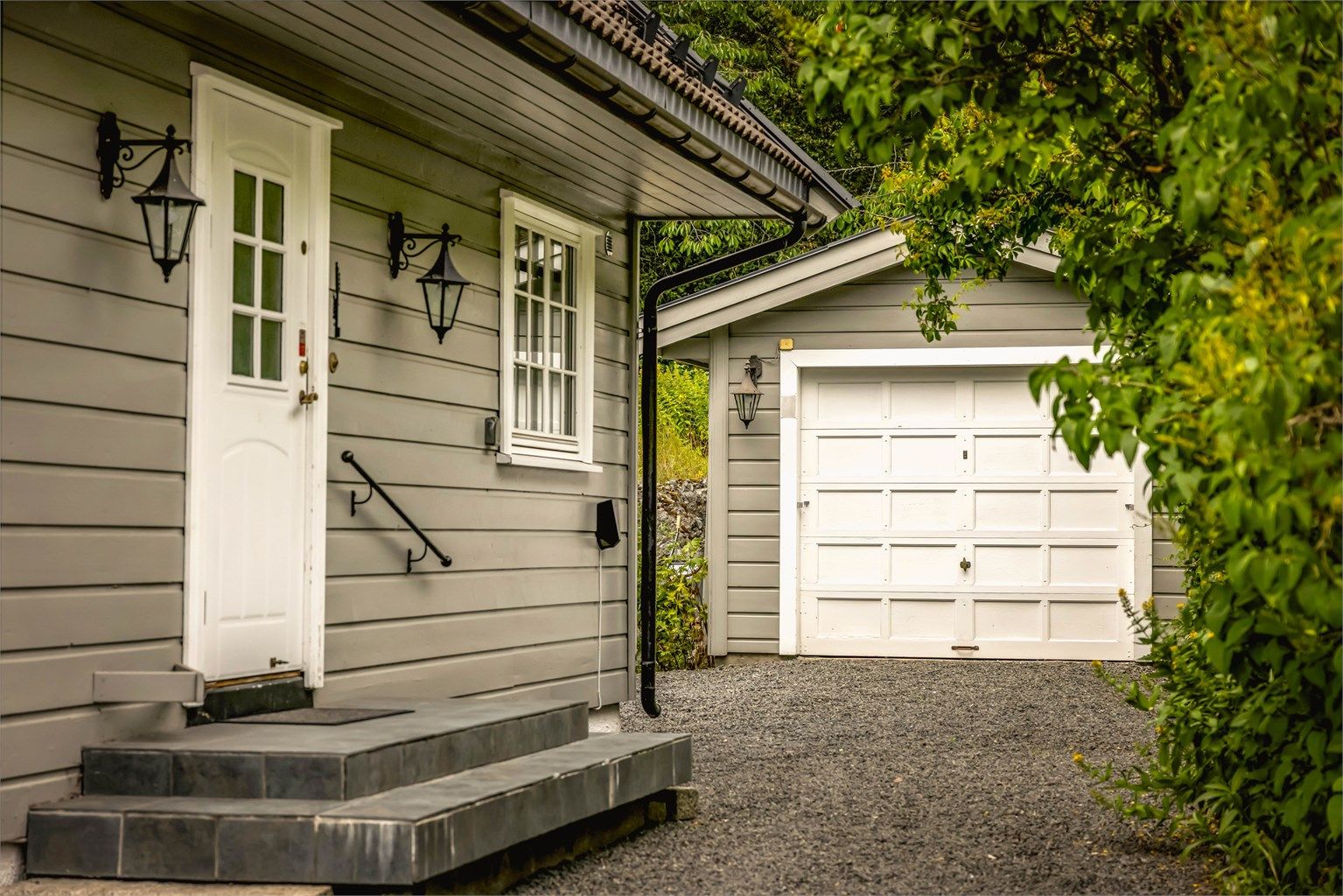 Inngangsparti med separat garasje