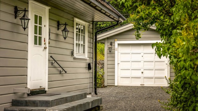 Inngangsparti med separat garasje