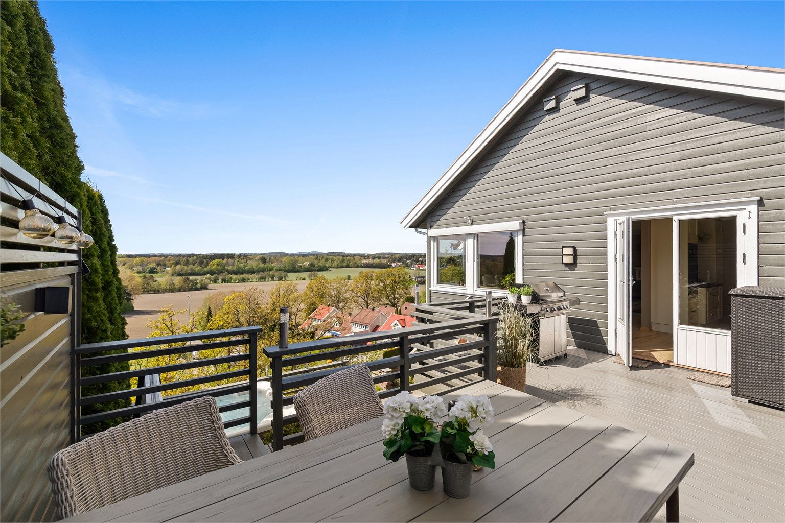 Dersom en ønsker en sentralt beliggende tomt, med optimale sol og utsiktsforhold bør denne eiendommen besiktiges. 