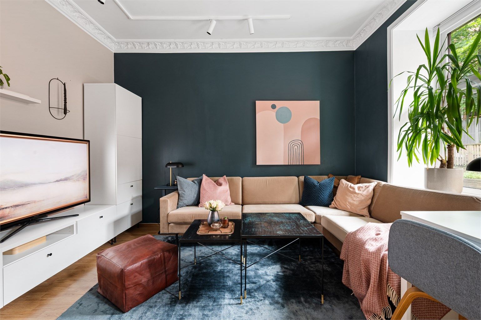 Leiligheten har en effektiv planløsning med svært gode lysforhold fra store vindusflater.