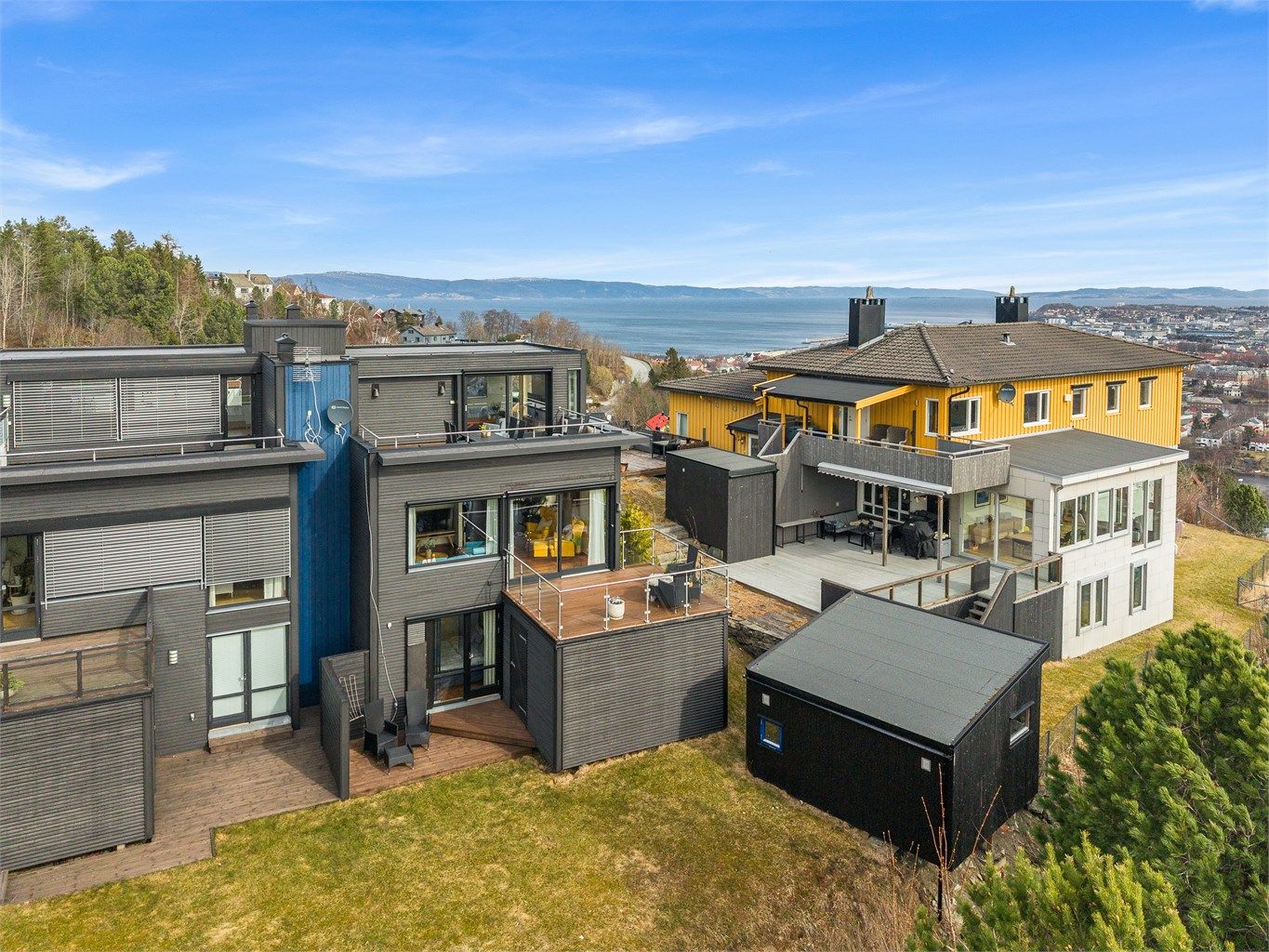 Flere barnehager finnes også i nærområdet, blant annet Sverresborg barnehage innen ca. 7 minutters gange. Dagligvarehandel er lett tilgjengelig med Meny Sverresborg ca. 12 minutters gange unna, hvor du også finner apotek og vinmonopol i samme område.