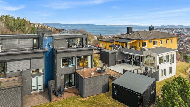 Flere barnehager finnes også i nærområdet, blant annet Sverresborg barnehage innen ca. 7 minutters gange. Dagligvarehandel er lett tilgjengelig med Meny Sverresborg ca. 12 minutters gange unna, hvor du også finner apotek og vinmonopol i samme område.