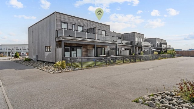 Velkommen til Storrvegen 39, presenteres av Dardan Shabi v/Eiendomsmegler Krogsveen. Foto: Nordbø Foto