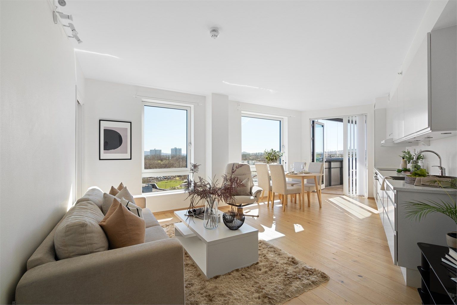 Lervigbrygga 128 er en flott endeleilighet med nydelig sjøutsikt, vinduer fra tak til gulv og moderne og fint design. 